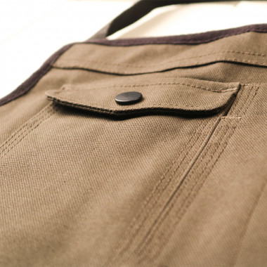 Delantal con múltiples espacios para guardar las herramientas de peluquería